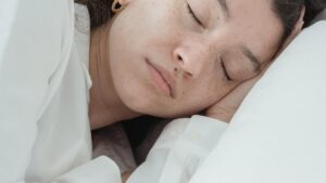 Welches Kissen ist für Seitenschläfer sinnvoll? Darauf kommt es wirklich an