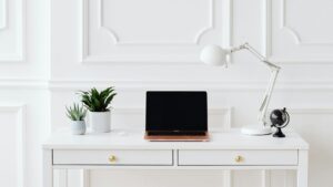 Kleiner Schreibtisch, trotzdem ergonomisch: So funktioniert es auch auf wenig Platz