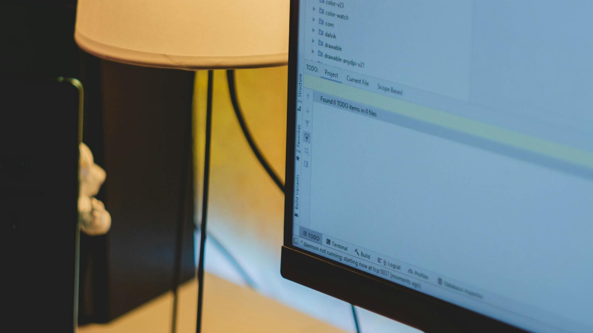 Ist eine Monitor-Lampe sinnvoll? Vorteile, Nachteile und typische Einsatzfälle