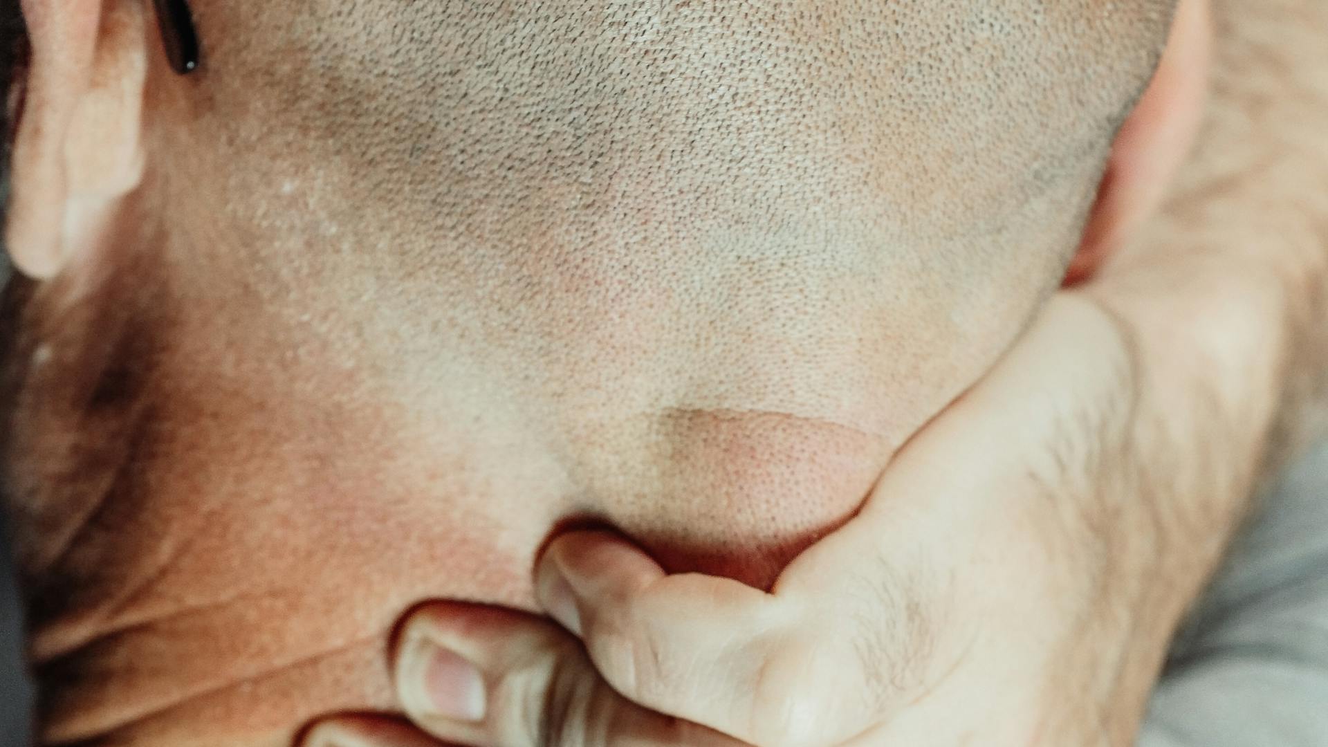 Nackenschmerzen nach dem Schlafen: häufige Ursachen und was helfen kann