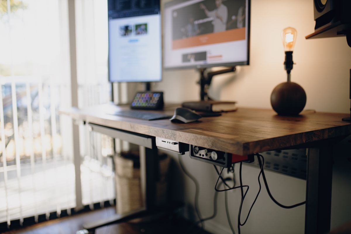 Rückenschmerzen im Home Office: Ursachen und die besten Übungen